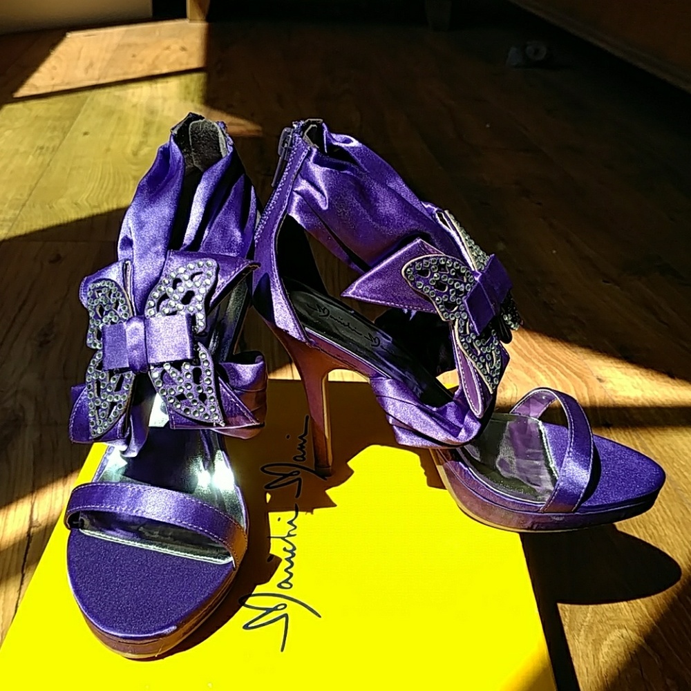 NWT Marichi Mani Purple Butterfly Heel Sandal